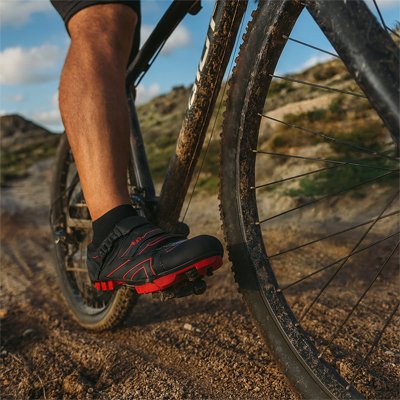chaussures route vélo avec jambe