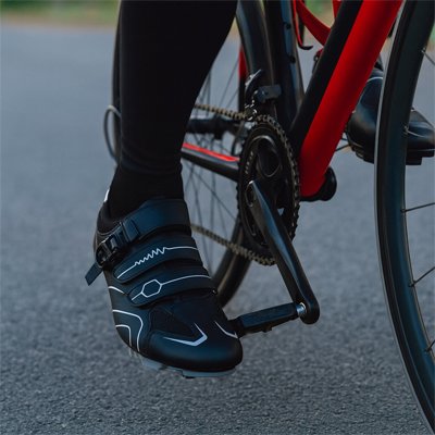 chaussures route velo sur pied