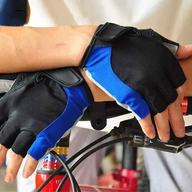 gants pour vélo bleus proche