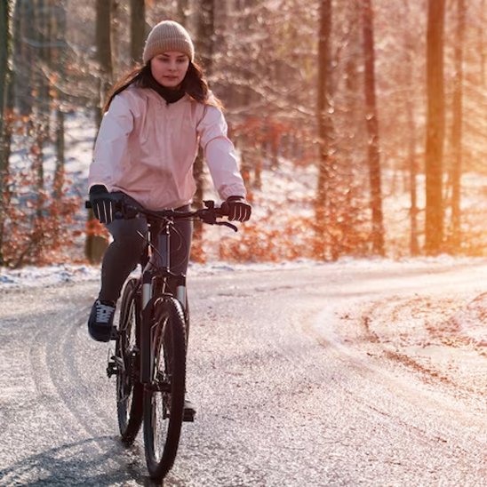 Gants vélo avec femme
