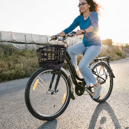 panier vélo avec femme sur vélo