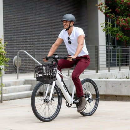 panier vélo avec homme heureux