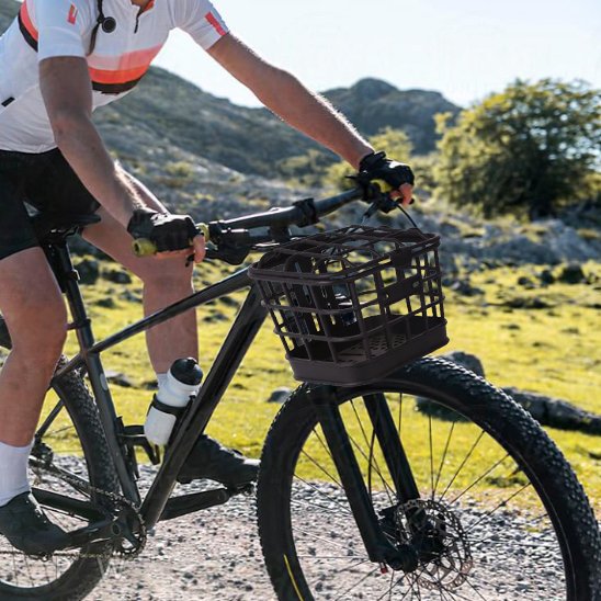 panier vélo avec homme montagne