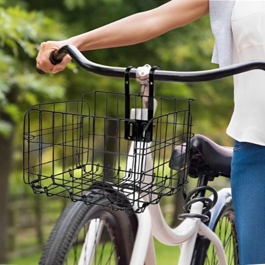 panier vélo sur vélo blanc avec femme