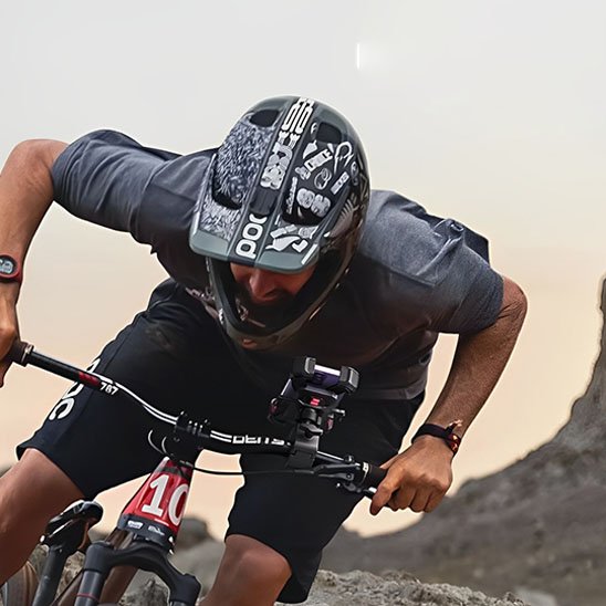 support téléphone vélo homme sur vélo