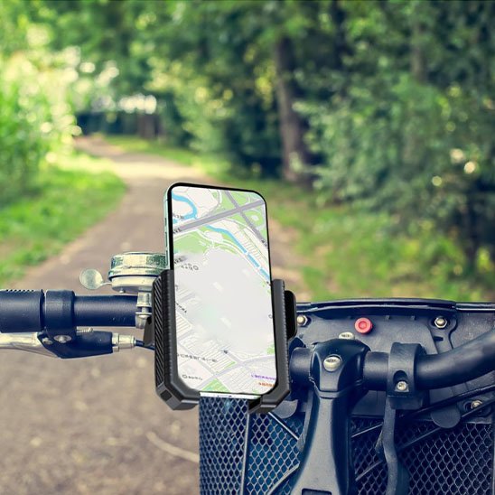 support téléphone vélo sur guidon forêt 