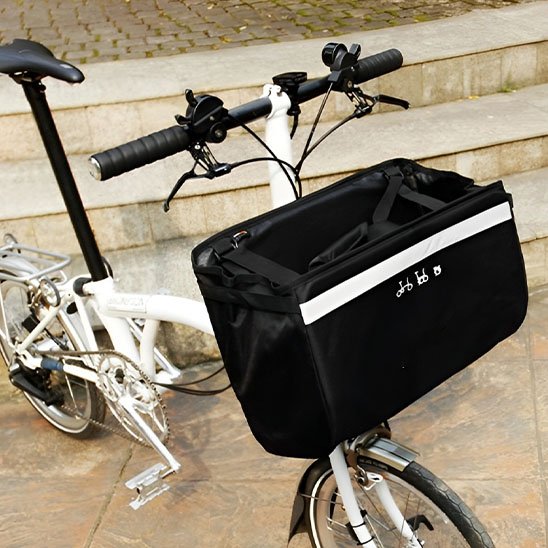 vélo panier sur vélo blanc