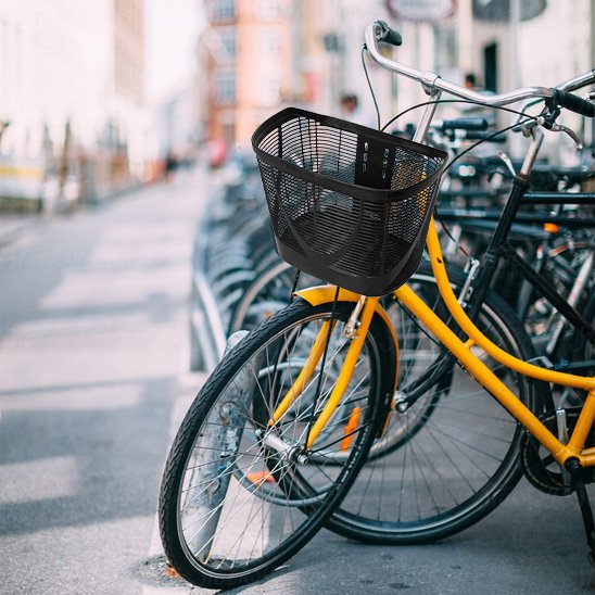 vélo panier sur vélo jaune