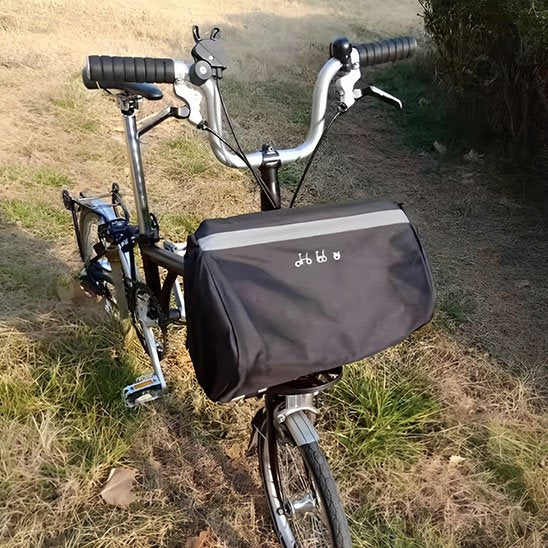 vélo panier sur vélo noir