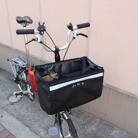 vélo panier sur vélo rouge